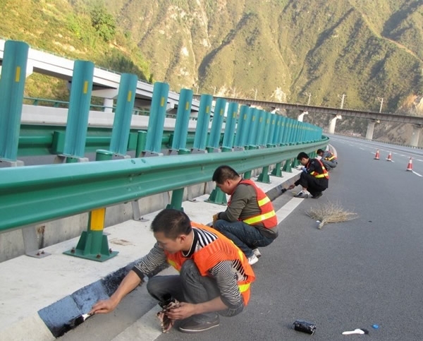 高速公路护栏板是高速路上驾驶的安全保障