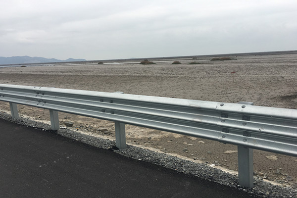 高速公路波形护栏板安装过程